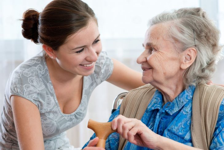 Alzheimer-paciente-con-cuidador-2