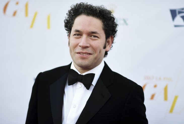 En esta foto del 26 de septiembre del 2017, Gustavo Dudamel llega a la gala inaugural de la Filarmónica de Los Ãngeles en el Walt Disney Concert Hall, en Los Angeles. (Foto by Richard Shotwell/Invision/AP, Archivo)