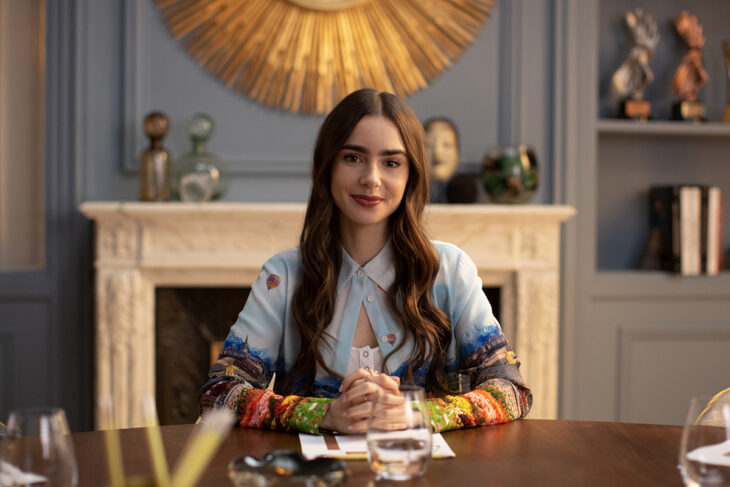 EMILY IN PARIS (L to R) LILY COLLINS as EMILY in episode 101 of EMILY IN PARIS. Cr. CAROLE BETHUEL/NETFLIX © 2020
