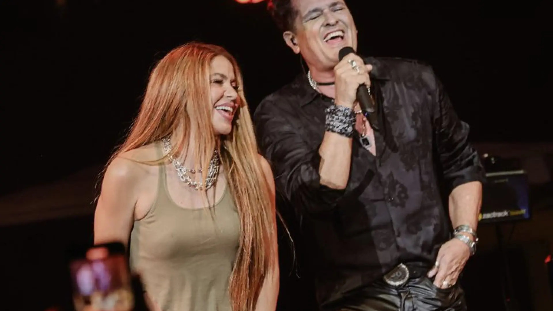 Shakira sorprendió a Carlos Vives durante su concierto en Miami - La